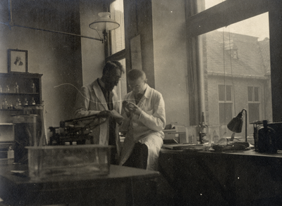 805517 Afbeelding van twee medewerkers in, vermoedelijk, het Zoölogisch Museum en Laboratorium (Janskerkhof 3) te Utrecht.